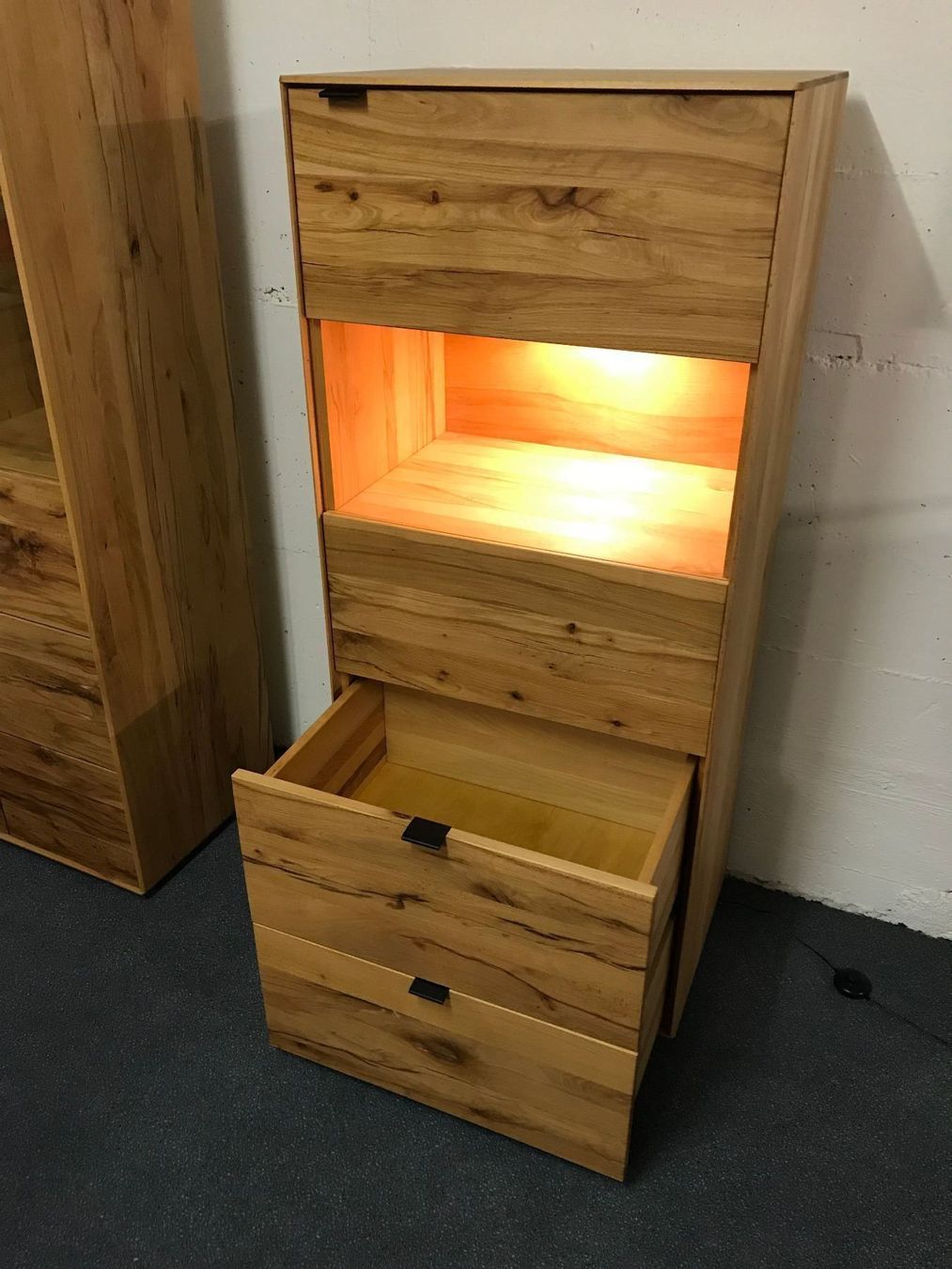 Vitrine ZERRO Wildkernbuche massiv Möbel Rufli AG vitrine-zerro-wildkernbuche-massiv-60-cm_1