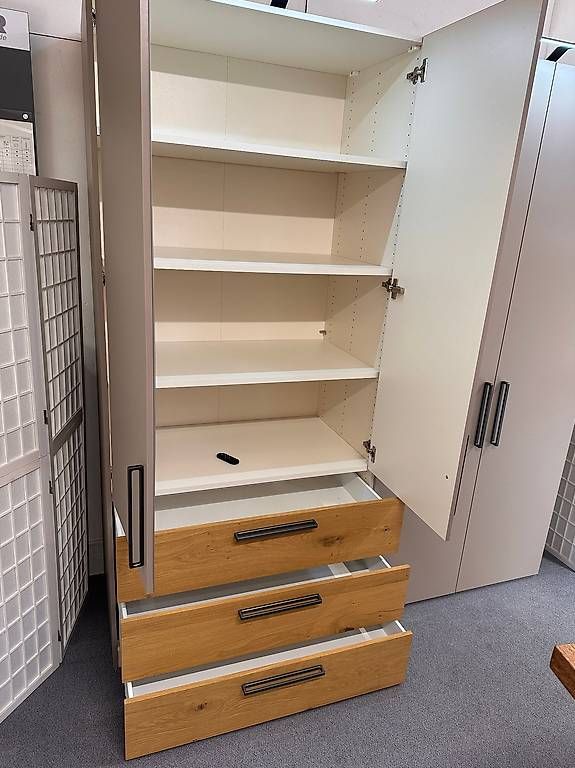 Schrank JUTZLER mit Aussenschubladen Möbel Rufli AG 4-turiger-schrank-jutzler-3-aussenschubladen-nougat-eiche-203-x-220-cm-4