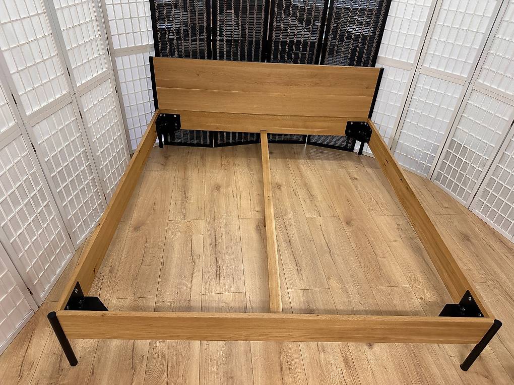 Bett SARAH Wildeiche massiv 180 x 200 cm Möbel Rufli AG bettrahmen-bett-sarah-mit-kopfteil-wildeiche-massiv-180-x-200-cm-2