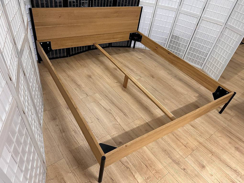 Bett SARAH Wildeiche massiv 180 x 200 cm Möbel Rufli AG bettrahmen-bett-sarah-mit-kopfteil-wildeiche-massiv-180-x-200-cm