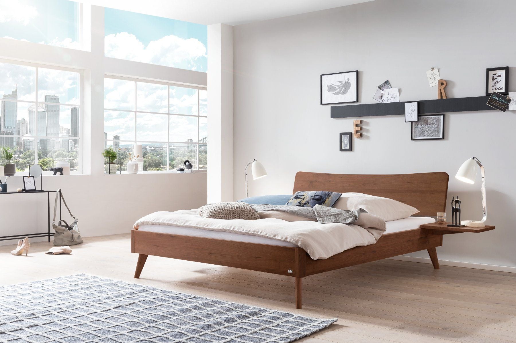 Bett LOUNGE Nussbaum massiv Kopfteil Wave