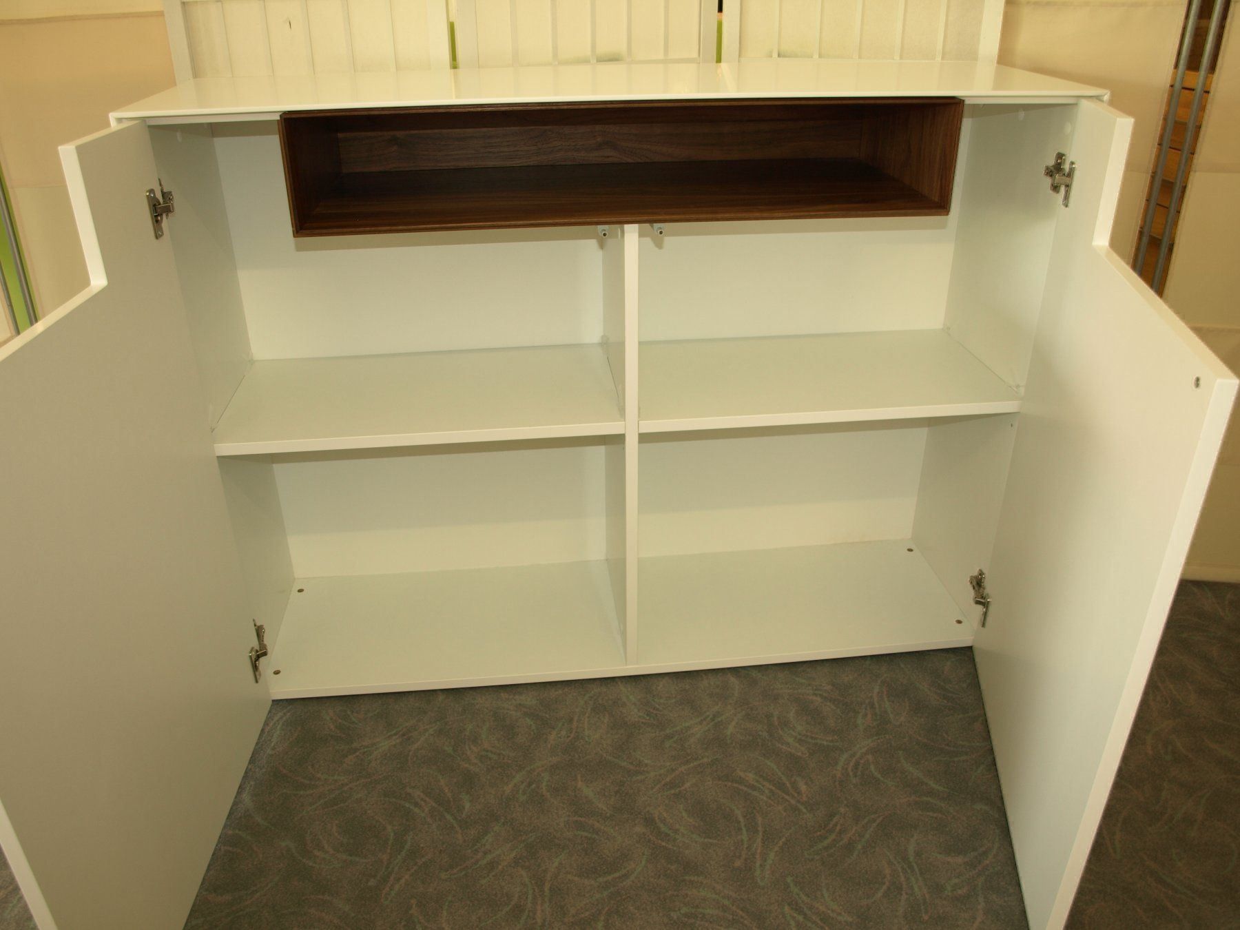 Highboard SKYLINE weiss matt Nussbaum