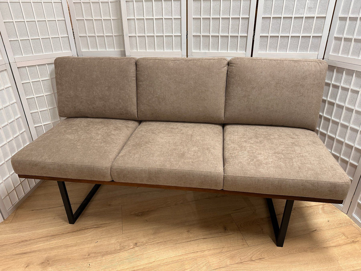 Sitzbank VARIA Microfaser Nussbaum massiv 160 cm Möbel Rufli AG sitzbank-wimmer-varia-microfaser-romeo-8029-chinchilla-nussbaum-massiv-metallkufen-160-cm-2