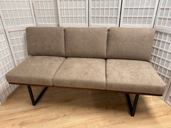 Sitzbank VARIA Microfaser Nussbaum massiv 160 cm Möbel Rufli AG sitzbank-wimmer-varia-microfaser-romeo-8029-chinchilla-nussbaum-massiv-metallkufen-160-cm-2
