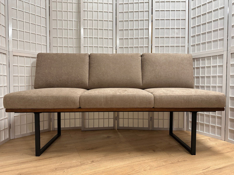 Sitzbank VARIA Microfaser Nussbaum massiv 160 cm Möbel Rufli AG sitzbank-wimmer-varia-microfaser-romeo-8029-chinchilla-nussbaum-massiv-metallkufen-160-cm-3